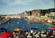 CPM Trouville Reine Des Plages La piscine et les villas