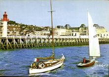 CPM Trouville Reine des Plages Bateaux Voiliers Phare