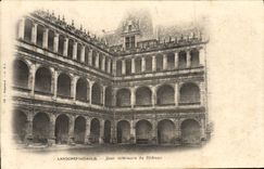 CPA Larochefoucauld Cour Interieure du Chateau