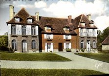 CPM Manor Normand Vieux Pont Le Lieu Rocher Garni Au Centre De Brigues Plates Et Colorees