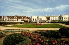 CPM Deauville Trouville Le Casino De DEauville Et Le Normandy Hotel
