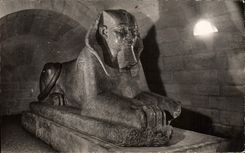 CPM Paris Musee du Louvre Egypte Sphinx en granot rose
