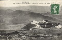 CPA L'Auvergne Le Puy de Dome La Chaine Des Puys Sud et les Hotels
