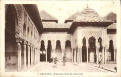 VINTAGE POSTCARD Granada Alhambra Patio of los Leones