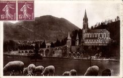 CPA Lourdes La basilique et le Pic du Jer Moutons