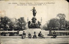 CPA Paris Place de la Nation Le Triomphe de la Republique Enfants