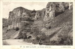 CPA Arcy sur Cure Le Tunnel Sortie sud