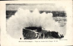 CPA Biarritz Pittoresque Vague au Rocher de la Vierge