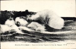 CPA Biarritz Pittoresque Rencontre de Deux Vagues a la Cote des Basques