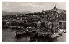 CPA Marseille Vieux port Vue panoramique Bateaux 