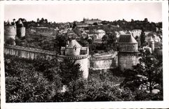 CPM Fougeres Le Chateau les Remparts et les Tours