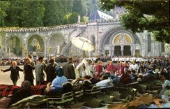 CPM Lourdes Benediction des malades sur l'esplanade
