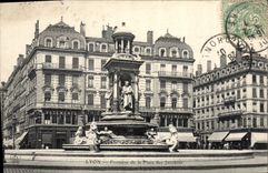 VINTAGE POSTCARD Lyon Fountain of the Place of the Jacobins