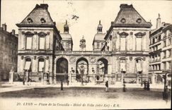 La POSTAL Lyon de la VENDIMIA coloca el ayuntamiento de la comedia