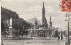 CPA Lourdes La Vierge Couronnee Et La Basilique