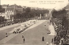 VINTAGE POSTCARD Heavy Noelistes on the esplanade