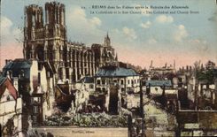 CPA Reims dans les Ruines apres la Retarite des Allemands 