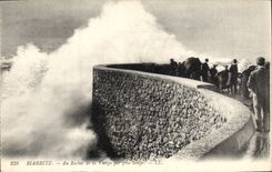 CPA Biarritz Au Rocher de la Vierge par gros temps 
