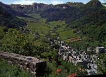 CPM Mont Dore Vue sur le Mont Dore au fond la Capucin la chaine du Sancy