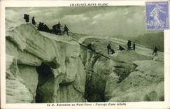 CPA Chamonix Mont Blanc Ascension du Mont Blanc Passage d'une echelle Alpinisme