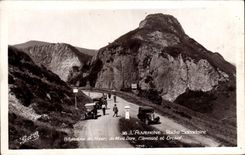 CPA L'Auvergne Roche Sanadoire Bifurcation des routes du Mont Dore Clermont et Orcival Automobile