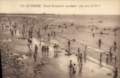 CPA Le Havre Tout le monde au bain vue vens le Port 
