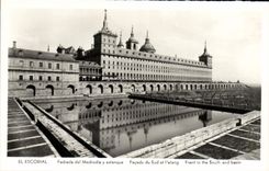 CPA El Escorial Fachada del Mediodia y estanque 