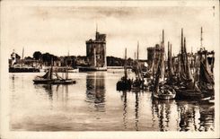 VINTAGE POSTCARD La Rochelle Small fishing boats Boats