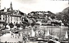 POSTAL MODERNA Menton una esquina del puerto la playa y la ciudad de los barcos