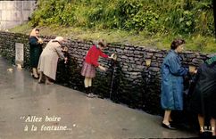 POSTAL MODERNA bebida con Lourdes la fuente