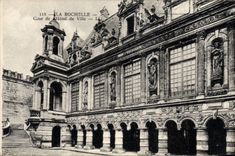 VINTAGE POSTCARD La Rochelle Court of the Town hall