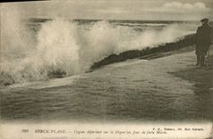 VINTAGE POSTCARD Berck Beach Vaguenesses breaking on the Dam one Day of strong Tide