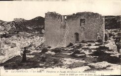 CPA La Provence Les Baux Plateforme et Facade Meridionale du Chateau Feodal