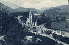 VINTAGE POSTCARD Heavy the Plunging Basilica Taken of the Castle