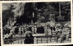 VINTAGE POSTCARD Lourdes Groups Pilgrims In front of the miraculous Cave
