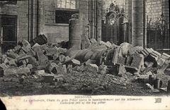 CPA Soissons La Cathedrale Chute du gros Pilier apres le Bombardement par les Allemands Militaria