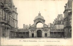 CPA Palais de Fontainebleau Cour ovale Baptistere de Louis XIII