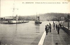 CPA Honfleur L'Entree du Port au moment de la Maree Bateau