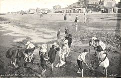VINTAGE POSTCARD Lion sur Mer Plays on the Beach Children