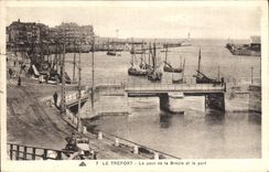CPA Le Treport Le Pont de la Bresle et le Port Bateaux Automobile