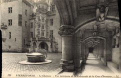 CPA Pierrefonds Le Chateau Vue Interieure de la Colonnade de la Cour d'Honneur