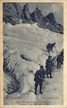 CPA Dans Les Alpes Sur Le glacier Traversee d'une crevasse Militaria Alpinisme