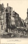 CPA Mezieres Nos desastres une rue Apres le Bombardement Militaria