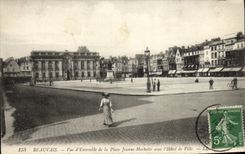 CPA Beauvais Vue d'Ensemble de la Place Jeanne Hachette avec l'Hotel de Ville