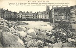 CPA Arras Guerre Un quartier de la Petite Place Militaria