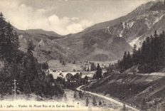 Viaducto de la POSTAL de la VENDIMIA de la roca del montaje y el collar de Balme