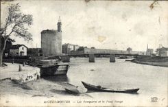 CPA Aigues Mortes Les Remparts et le Pont Rouge