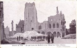 CPA Guerre Ce Qui Reste du Beffrii et de L'Hotel de Ville d'Arras