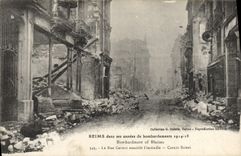 CPA Reims Dans Ses Annees de Bombardements La rue Carnot aussitot l'incendie Militaria