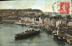 CPA Dieppe vue sur la Gare Marittime prise des falaises du Pollet Bateaux